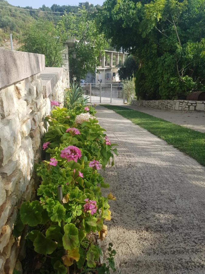 Spyridoula'S Guest House Himare Buitenkant foto